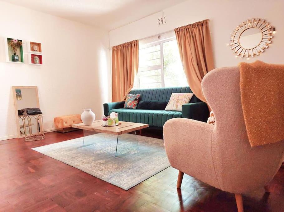 Apartment Charming 2-bedroom In Kenilworth Cape Town