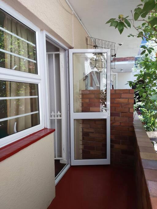 Apartment Charming 2-bedroom In Kenilworth Cape Town